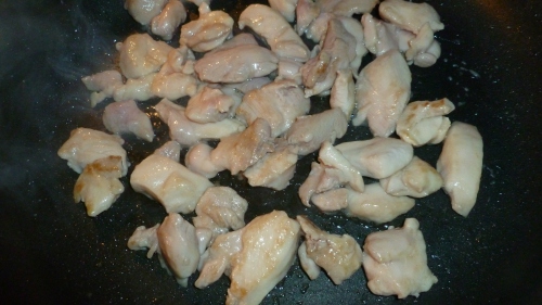 Stir fry the chicken meat